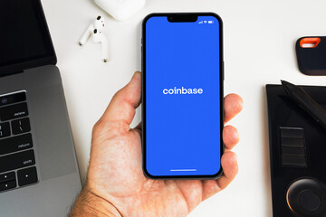 Coinbase Shares Experience Slight Decline in After-Hours Trading Following Announcement of $1 Billion Convertible Note Offering