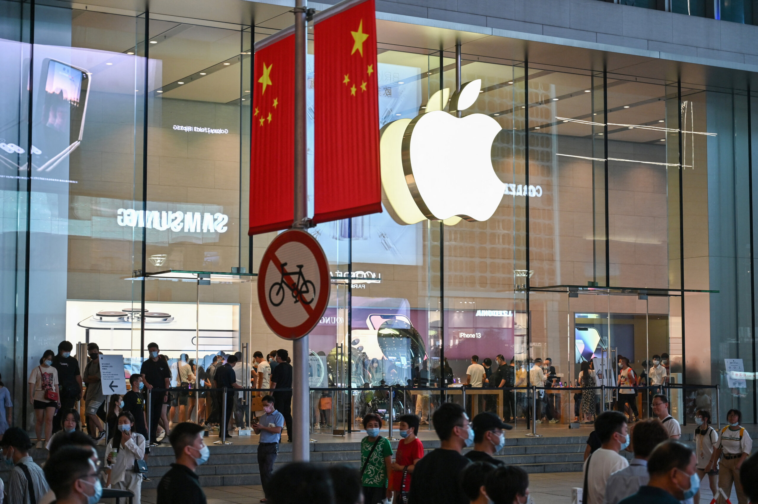Apple considers using Baidu AI in Chinese iPhones.