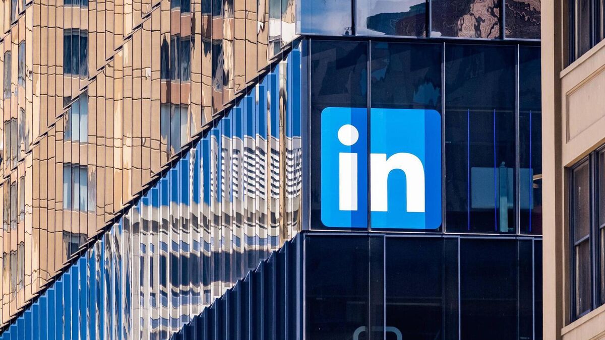 LinkedIn Experimenting Premium Company Page Subscription with AI-Assisted Content Creation