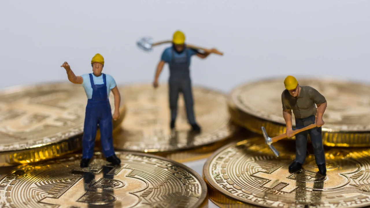 Runes Drive Transaction Fees Over 1,200 BTC, Offering Boost to Miners Post-Halving