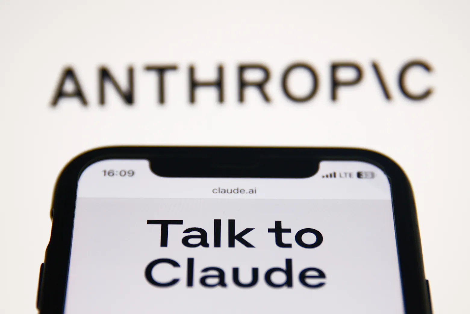 Anthropic Launches Enterprise Plan and iPhone App, Challenging OpenAI's ChatGPT
