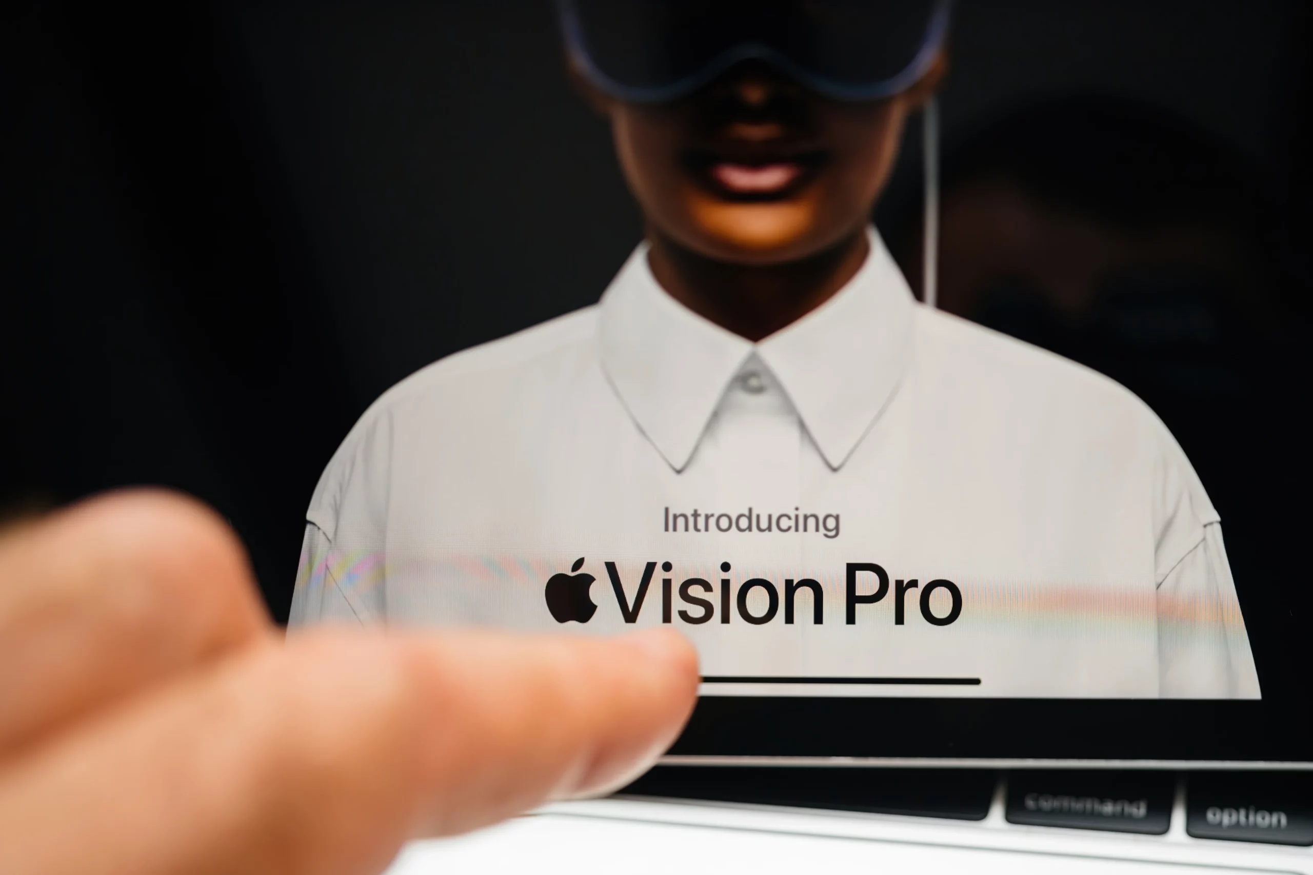 Apple Aims to Integrate AI Features into Vision Pro Headsets