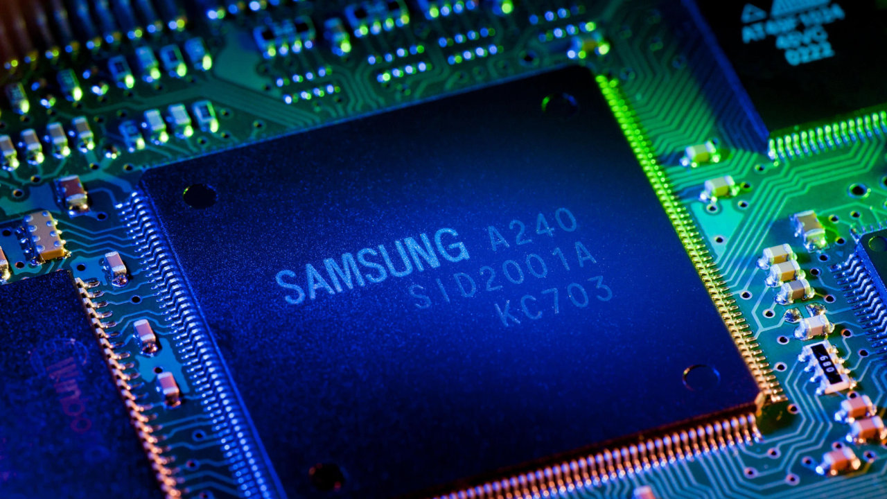 Chinese tech giants boost Samsung chip stocks ahead of US lockdown