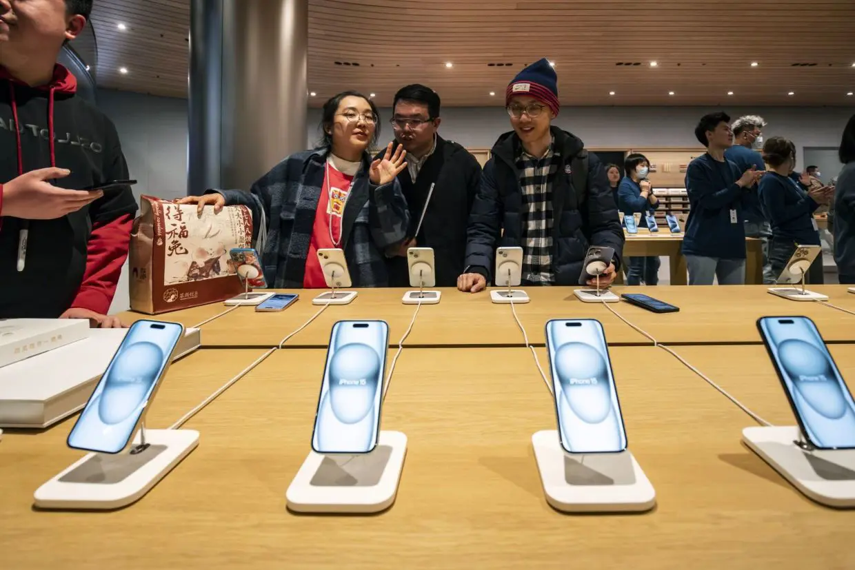 Apple’s iPhone Sales in China Climb 20% in First Three Weeks