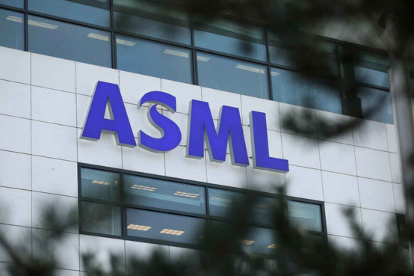 ASML Shares Surge as Report Suggests Softer US Restrictions on China