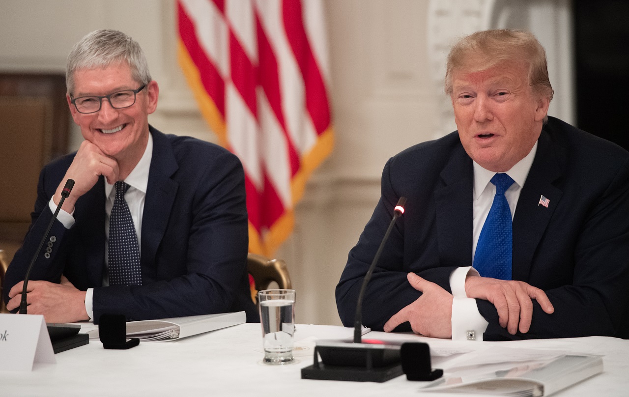 Tim Cook’s Trump Approach Becomes a Guide for CEOs