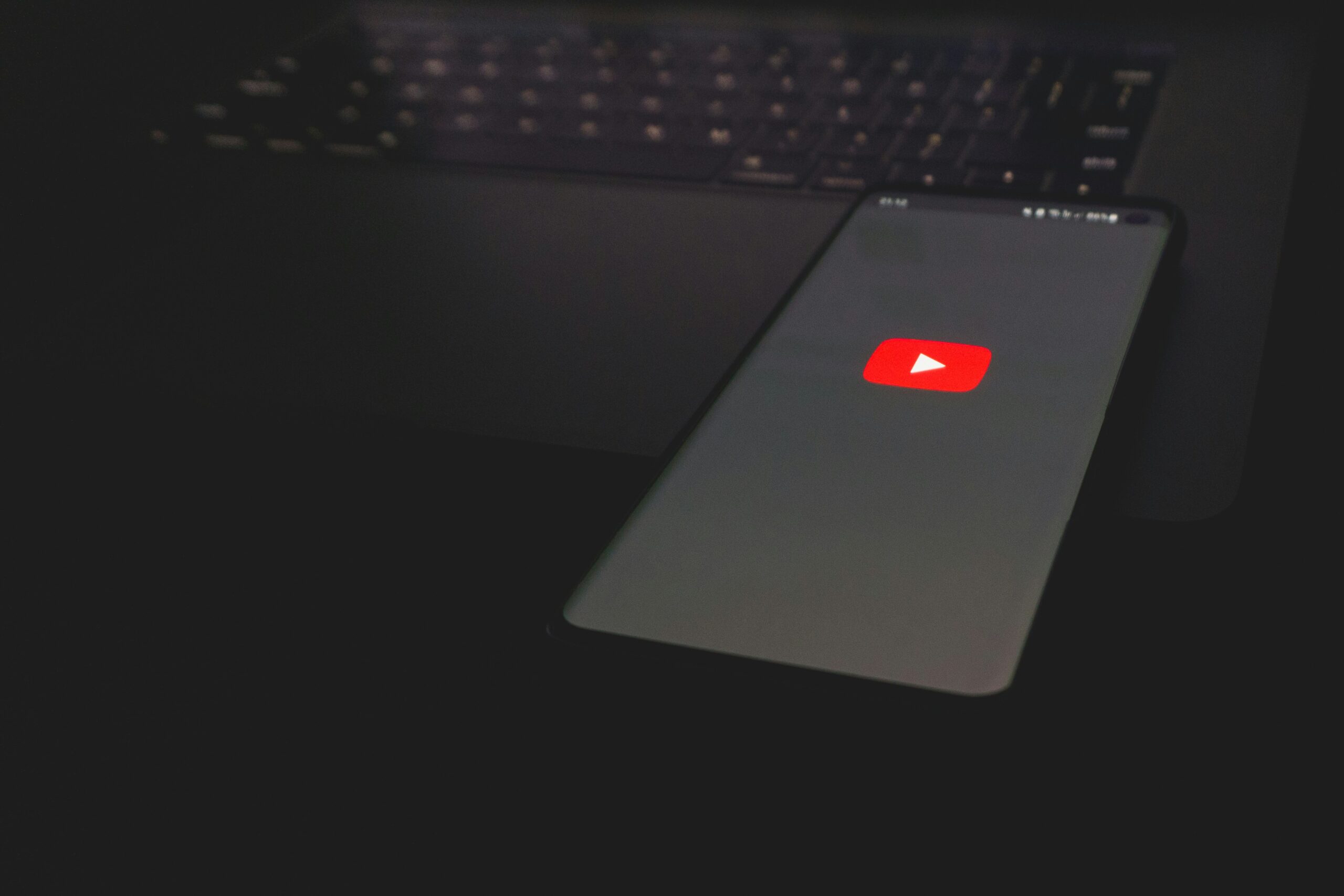 YouTube is Testing a Floating Play Something Button to Pick Videos For You