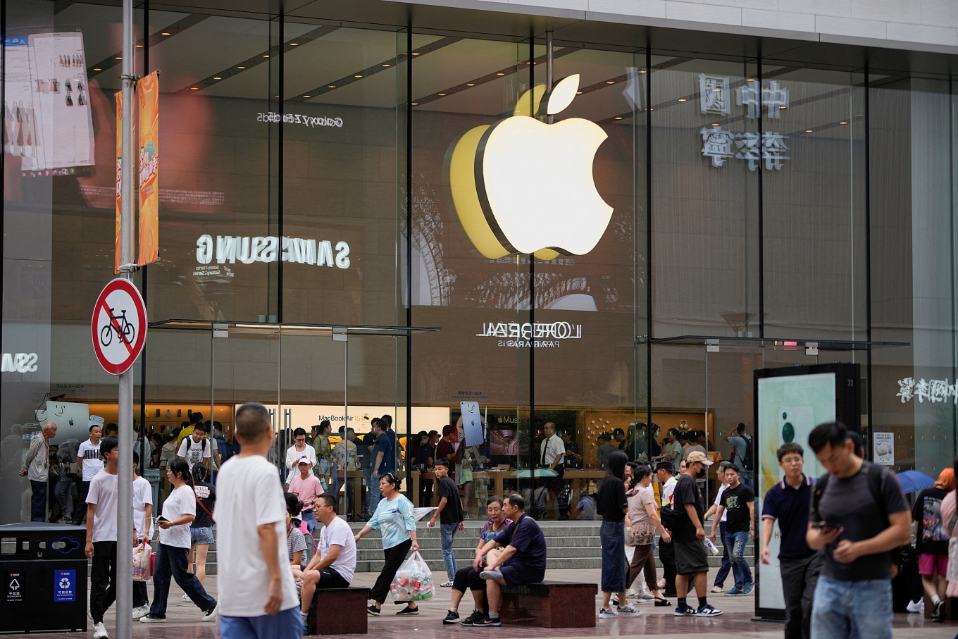 Apple Discounts iPhones in China as Competition Heats Up