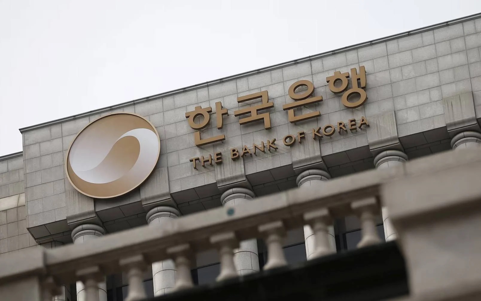 South Korea’s Central Bank Surprises Markets by Holding Rates Steady