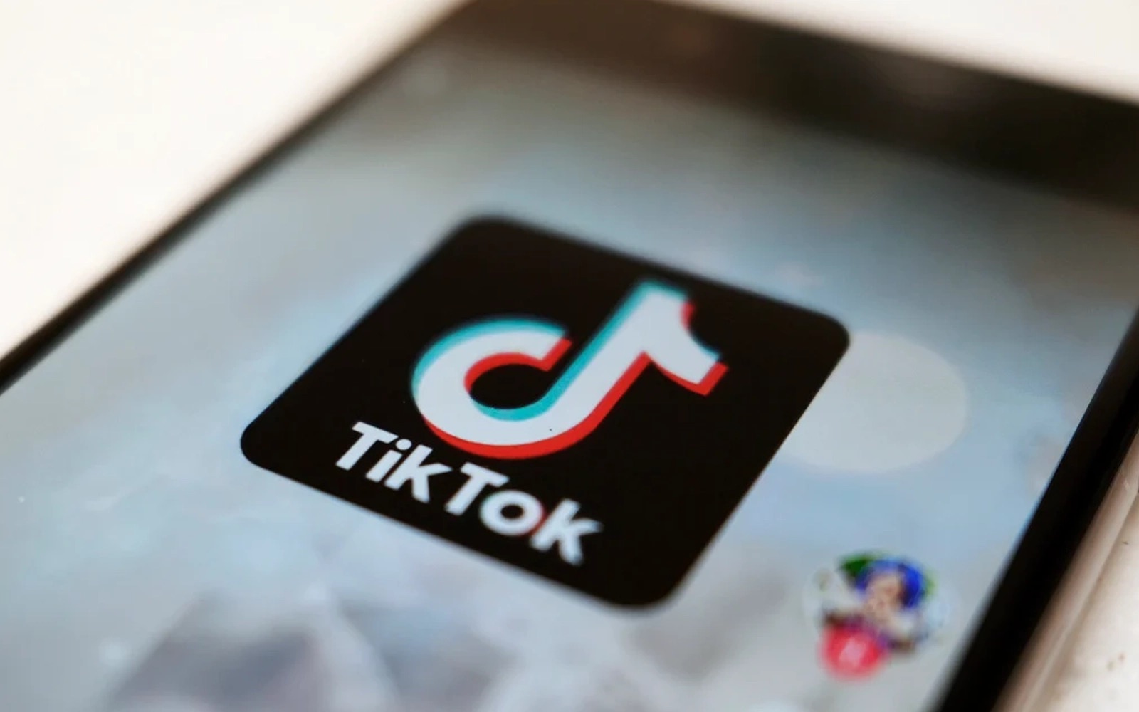 TikTok Resurfaces on App Stores Amid Ongoing Sale Deadline