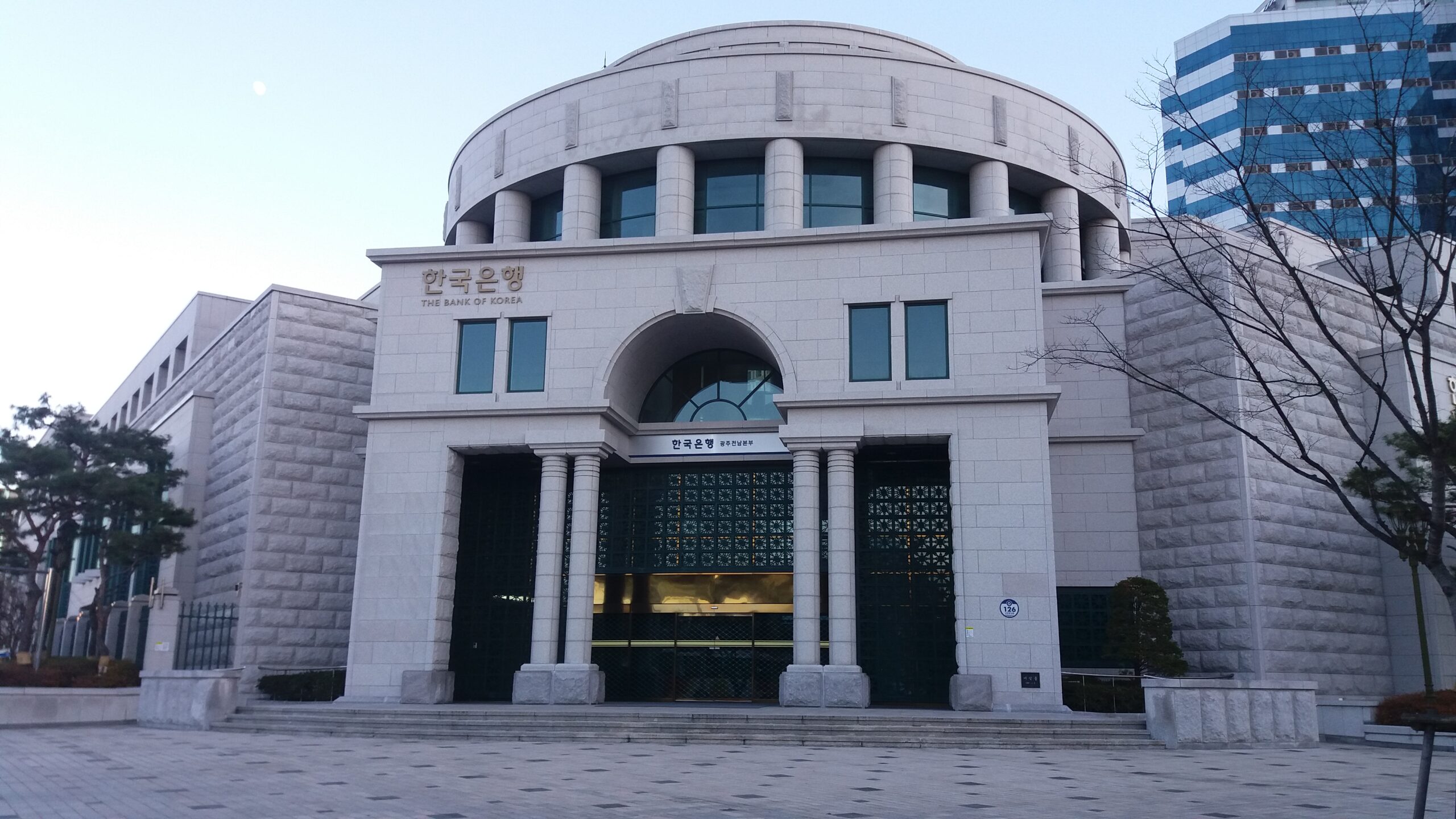 Bank of Korea Reduces Rates to Stimulate Growth Amid Economic Pressures