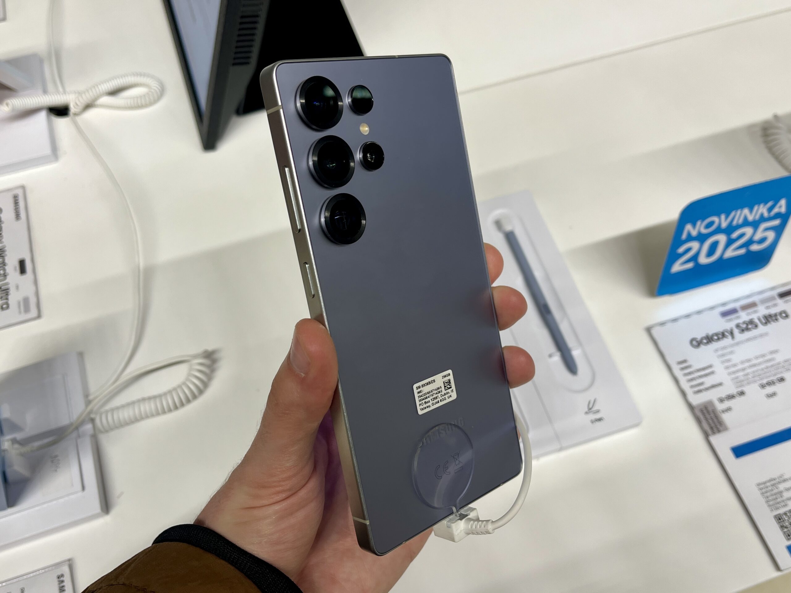 User reports glue issue on Samsung’s $1,300 flagship phone