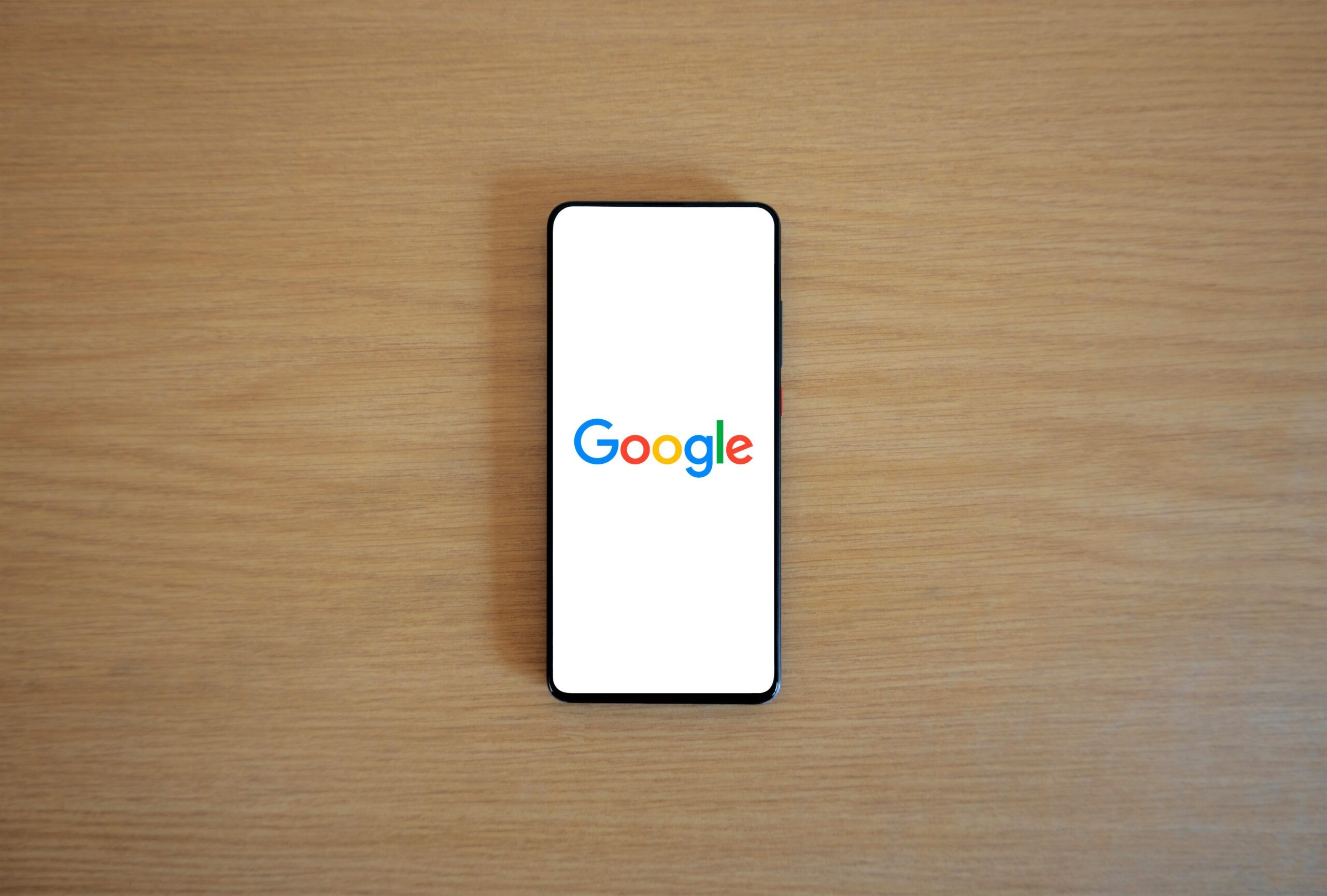 Google Discover Adds AI Summaries, Raising Concerns Over Publisher Traffic Drops