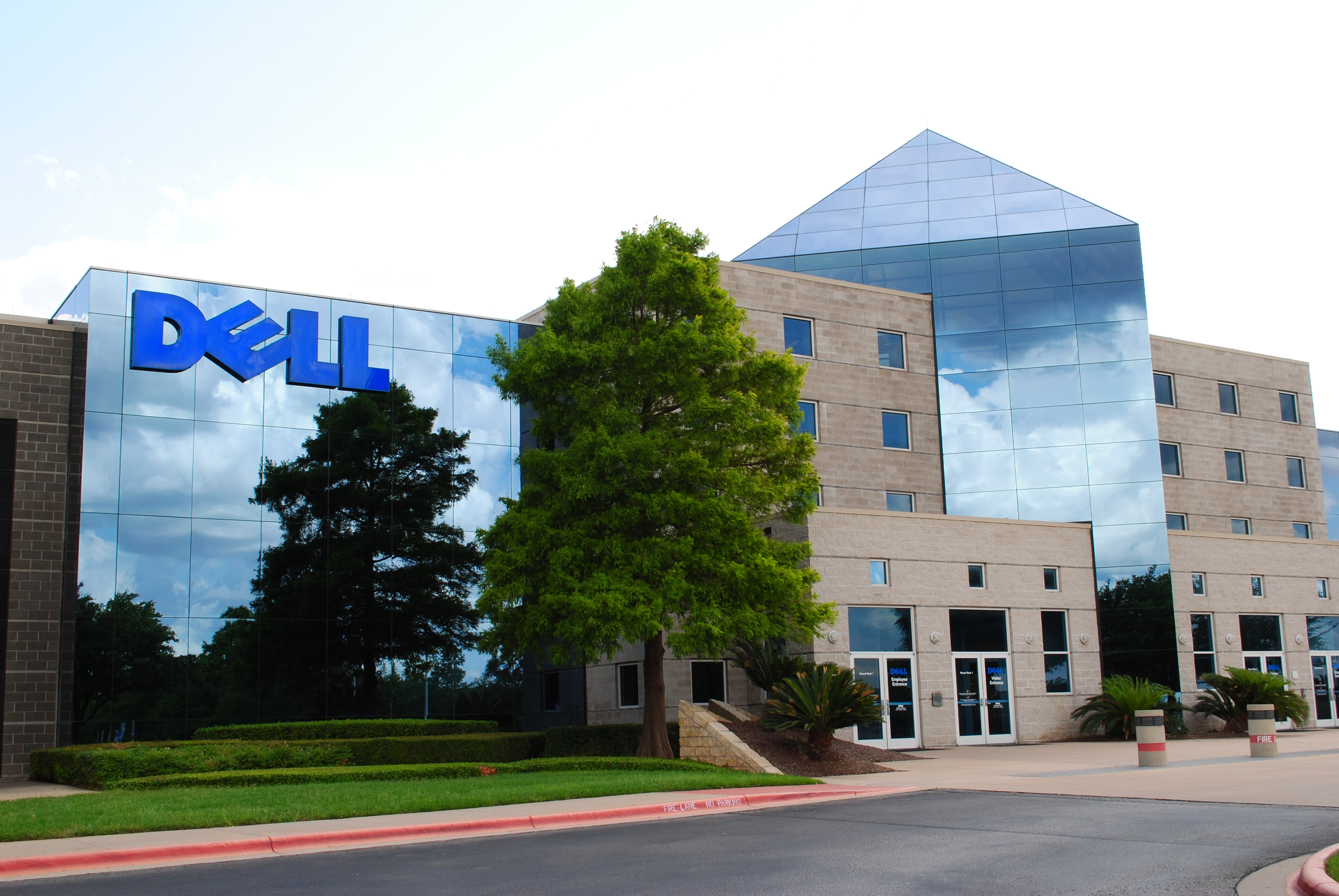 Dell Misses On Revenue But Lifts Outlook On Strong AI Demand