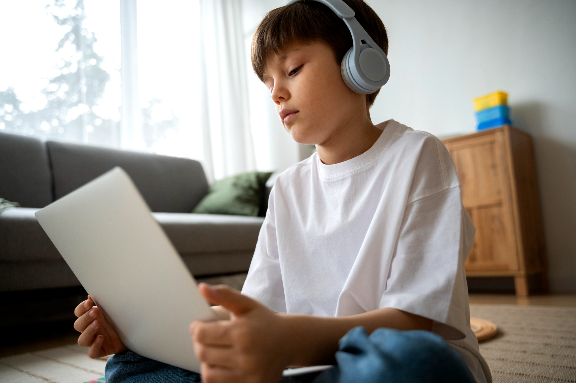 Pew Finds Daily AI Chatbot Use Among US Teens as Safety Concerns Intensify