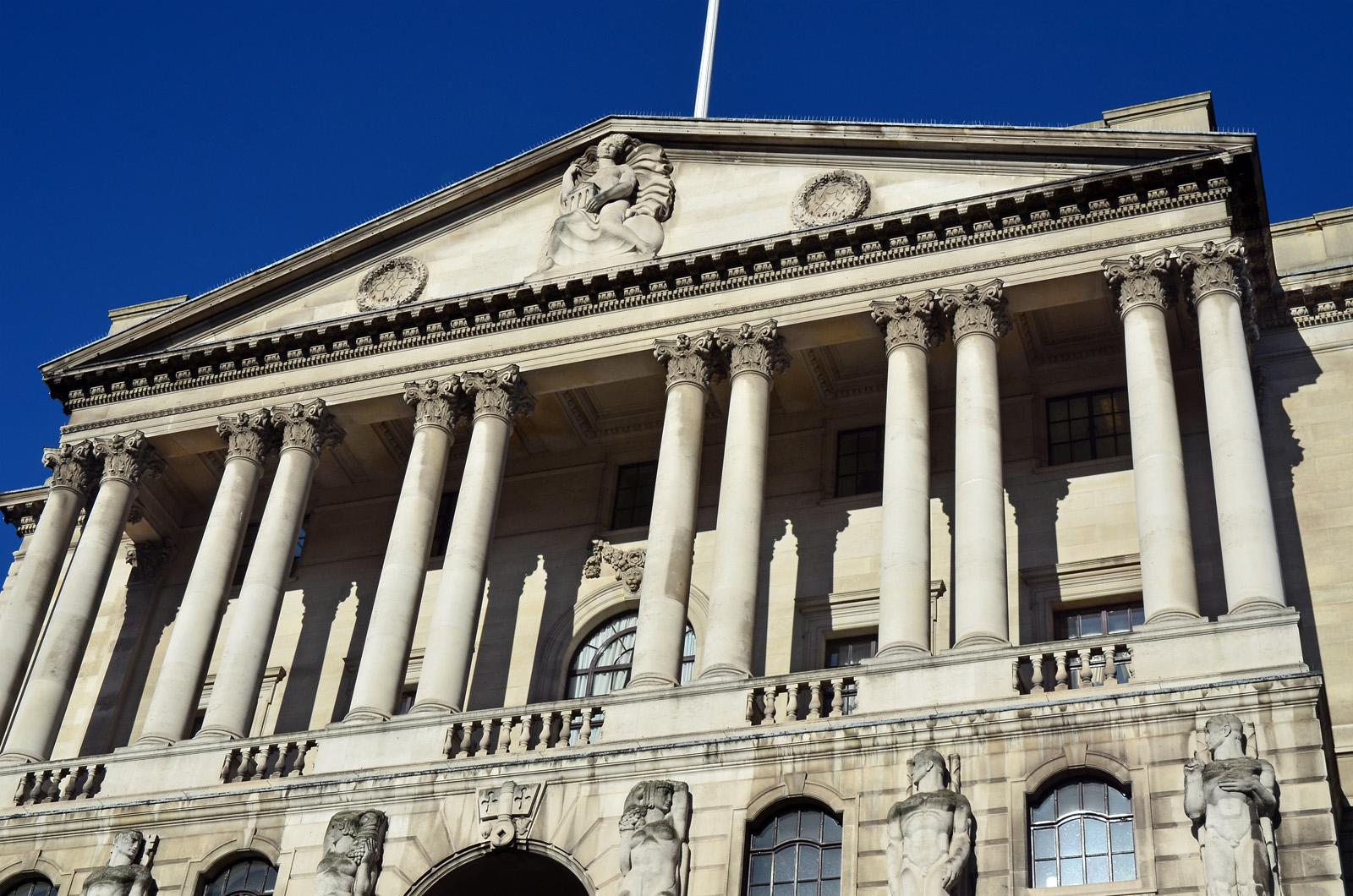 Bank of England Flags AI-Driven Market Valuation Risks in Financial Stability Report