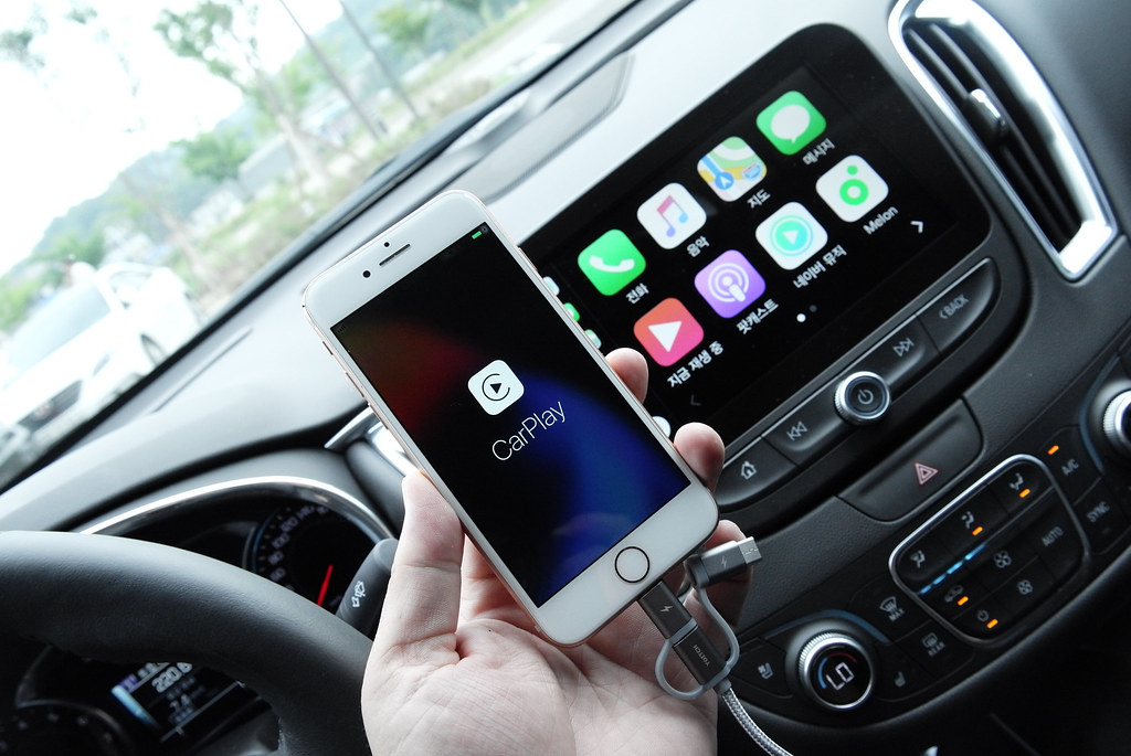 Apple Weighs Adding AI Chatbot Apps To CarPlay, Report Says