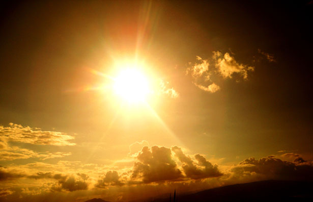 Scientists Develop Sun-Powered Molecular Energy Storage System Inspired By DNA Damage