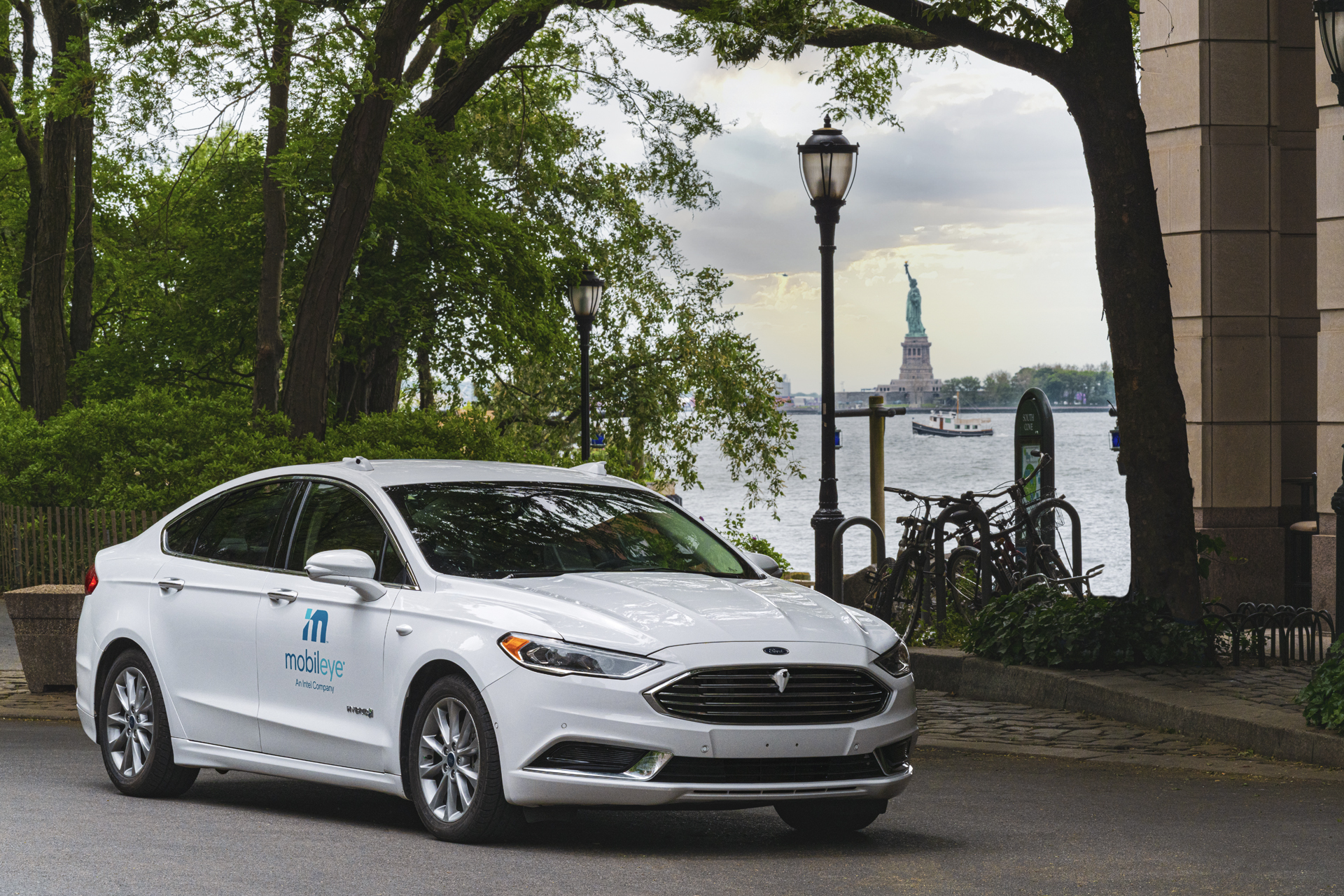Mobileye Plans US Robotaxi Service With 17,000-Vehicle Expansion Target