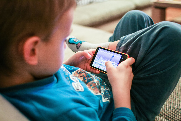 Kid-Friendly Phones Give Parents More Control Over Children’s Screen Use