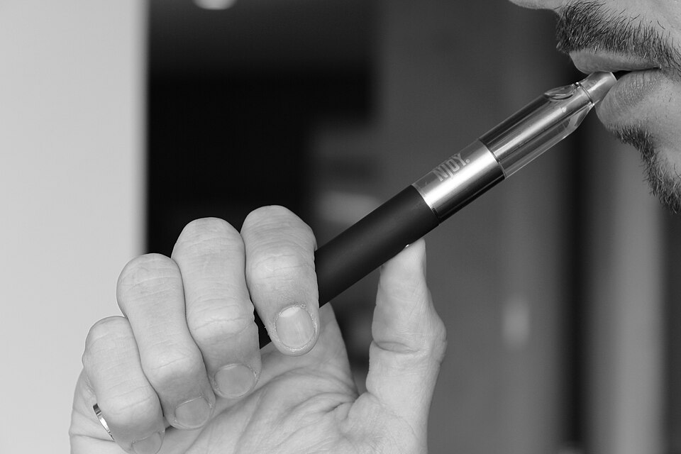 UK Introduces £2.20 Vaping Tax as Government Targets Youth Vaping
